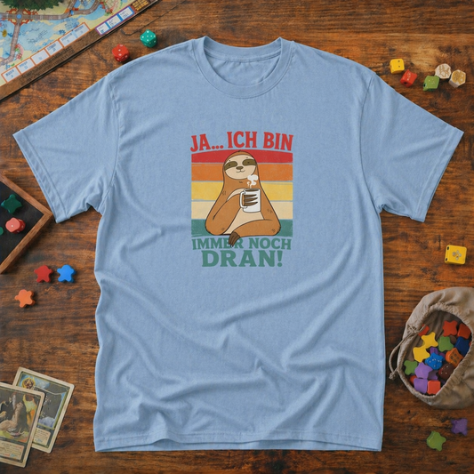 Hellblaues Brettspieler T-Shirt "Ja, ich bin immer noch dran" mit Faultier-Motiv und Kaffeetasse
