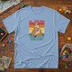 Hellblaues Brettspieler T-Shirt "Ja, ich bin immer noch dran" mit Faultier-Motiv und Kaffeetasse
