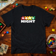 Dunkles Brettspieler T-Shirt mit "GAME NIGHT" Schriftzug aus bunten Meeple-Buchstaben
